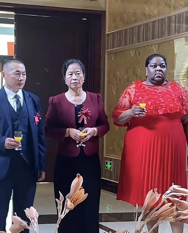 Nữ đại gia châu phi mang hồi môn khủng cưới chồng kém 20 tuổi biểu cảm của bố mẹ chồng gây chú ý - 7