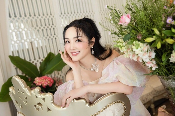 Nữ hoàng ảnh lịch xứng danh thần tiên tỷ tỷ đời đầu có hôn nhân bí mật với đại gia u60 gây sốt vì trẻ đẹp như 20 tuổi - 1