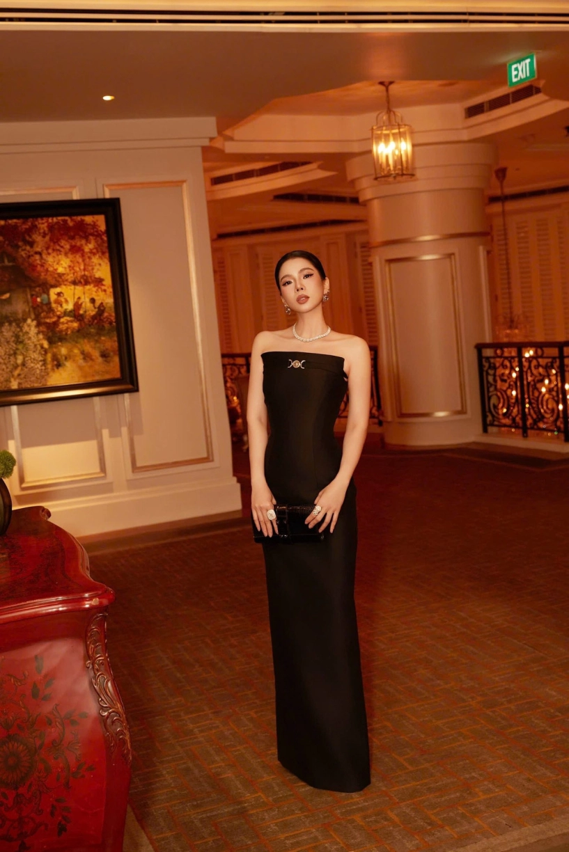 nữ hoàng phòng trà khoe vóc dáng siêu mỏng vòng eo 58 cm gây sốt - 7