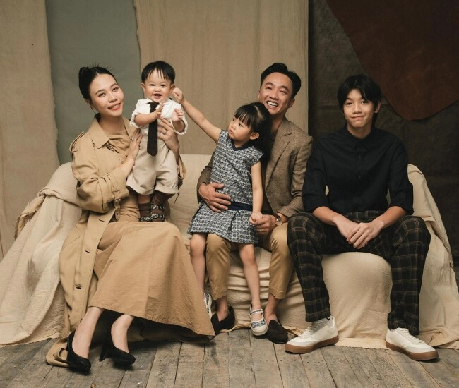 Ở biệt thự bề thế lái siêu xe trăm tỷ vợ cường đô la khéo mặc kiểu áo tưởng đơn giản mà lại chanh sả chuẩn phu nhân hào môn - 1