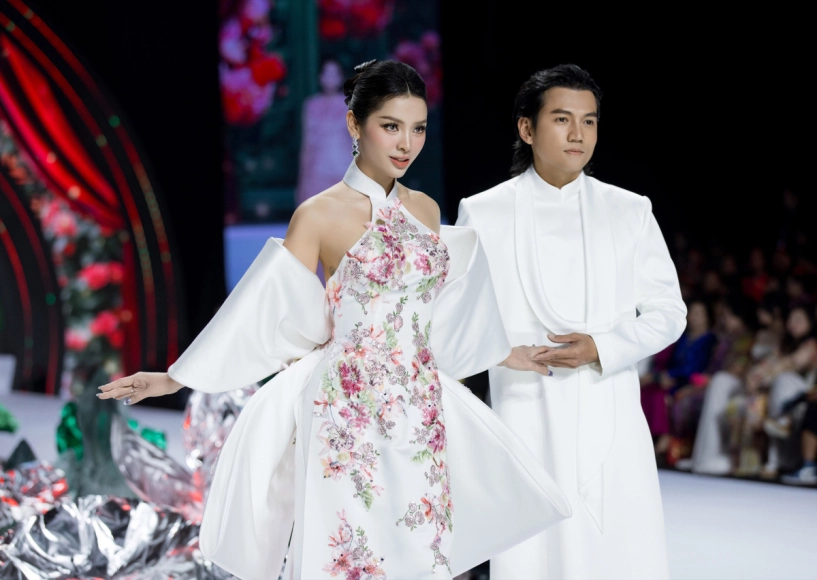 Phương trinh jolie khoe sắc vóc mẹ ba con trên sàn diễn - 1