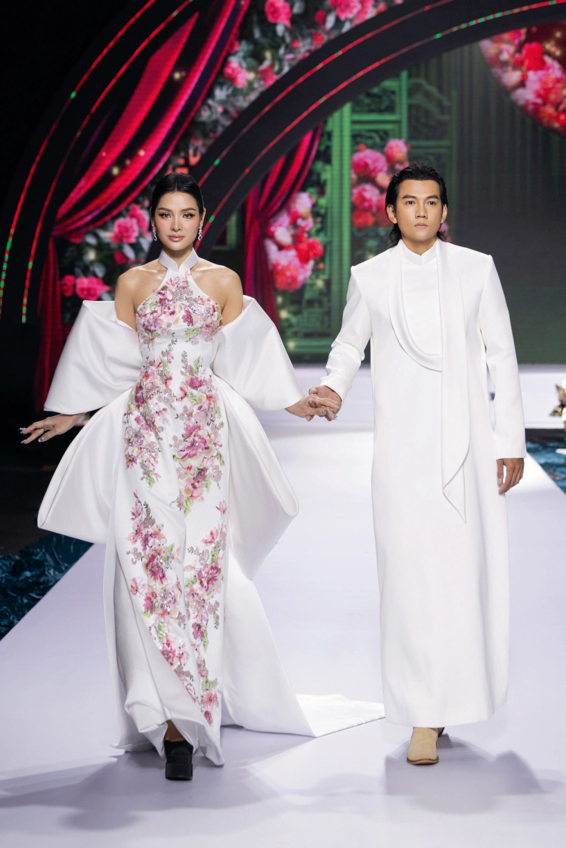 Phương trinh jolie khoe sắc vóc mẹ ba con trên sàn diễn - 2