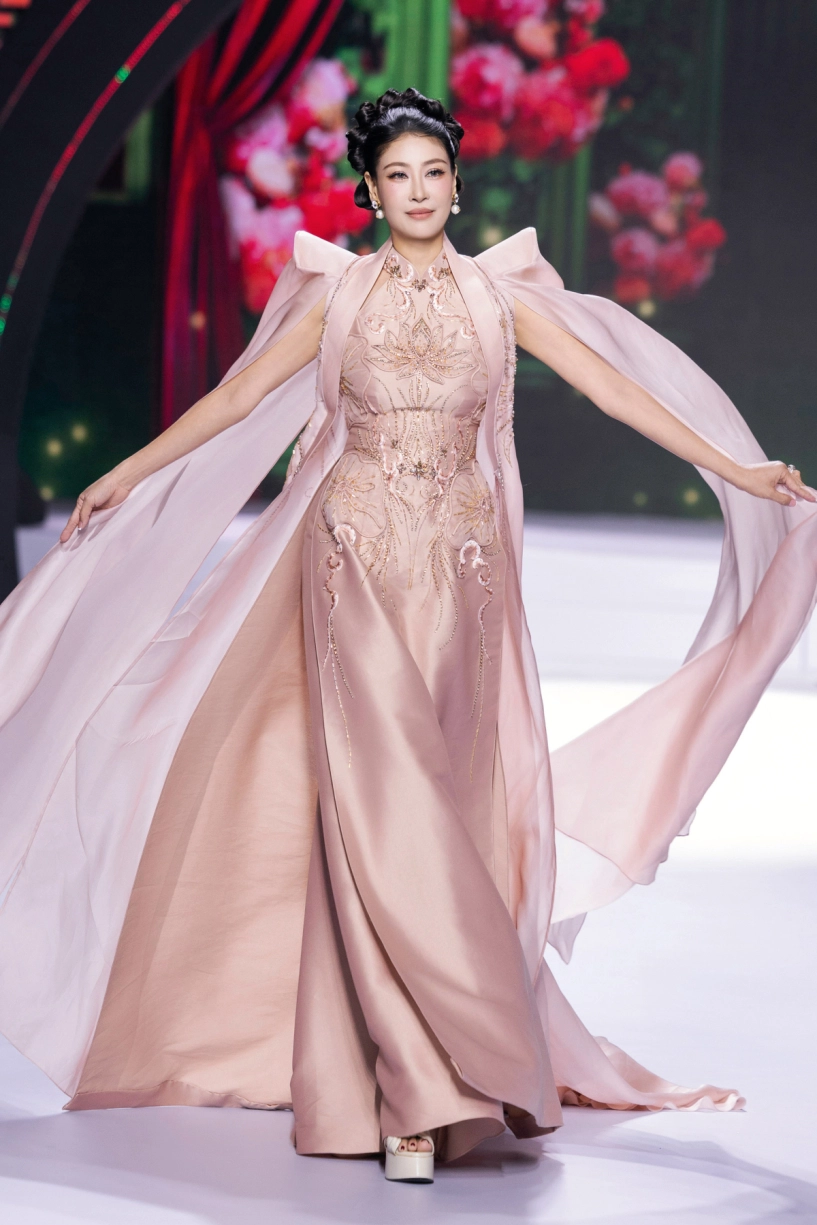 Phương trinh jolie khoe sắc vóc mẹ ba con trên sàn diễn - 3