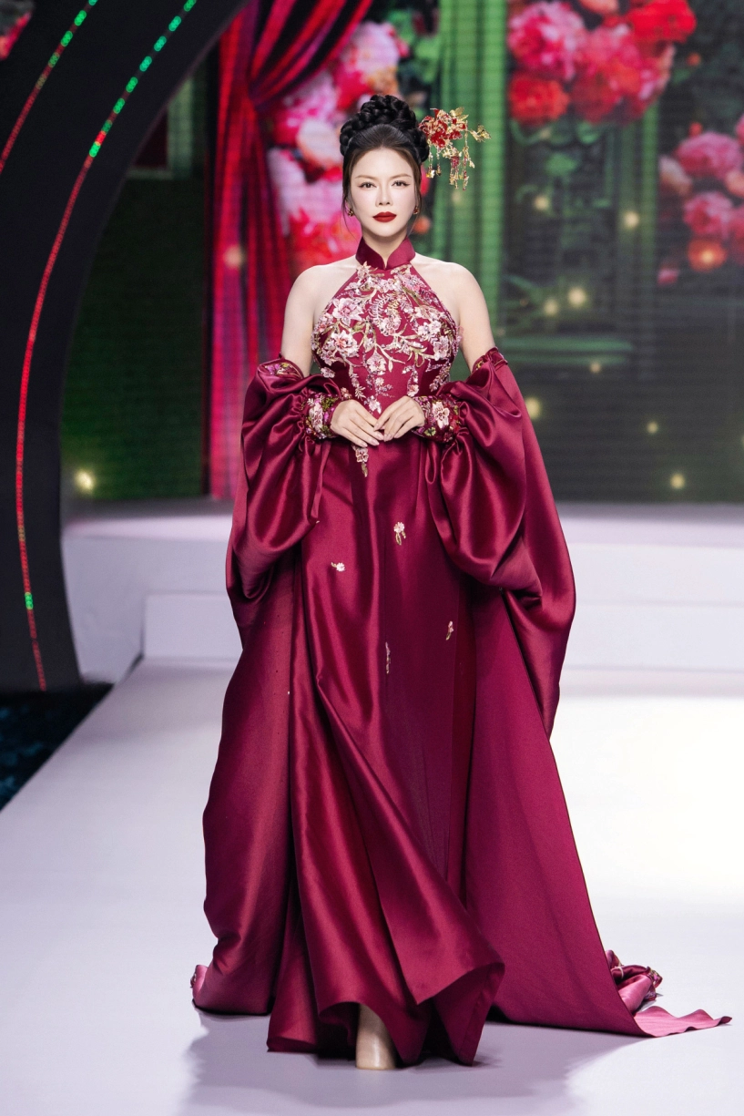 Phương trinh jolie khoe sắc vóc mẹ ba con trên sàn diễn - 6