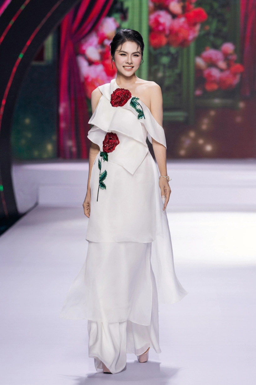 Phương trinh jolie khoe sắc vóc mẹ ba con trên sàn diễn - 7