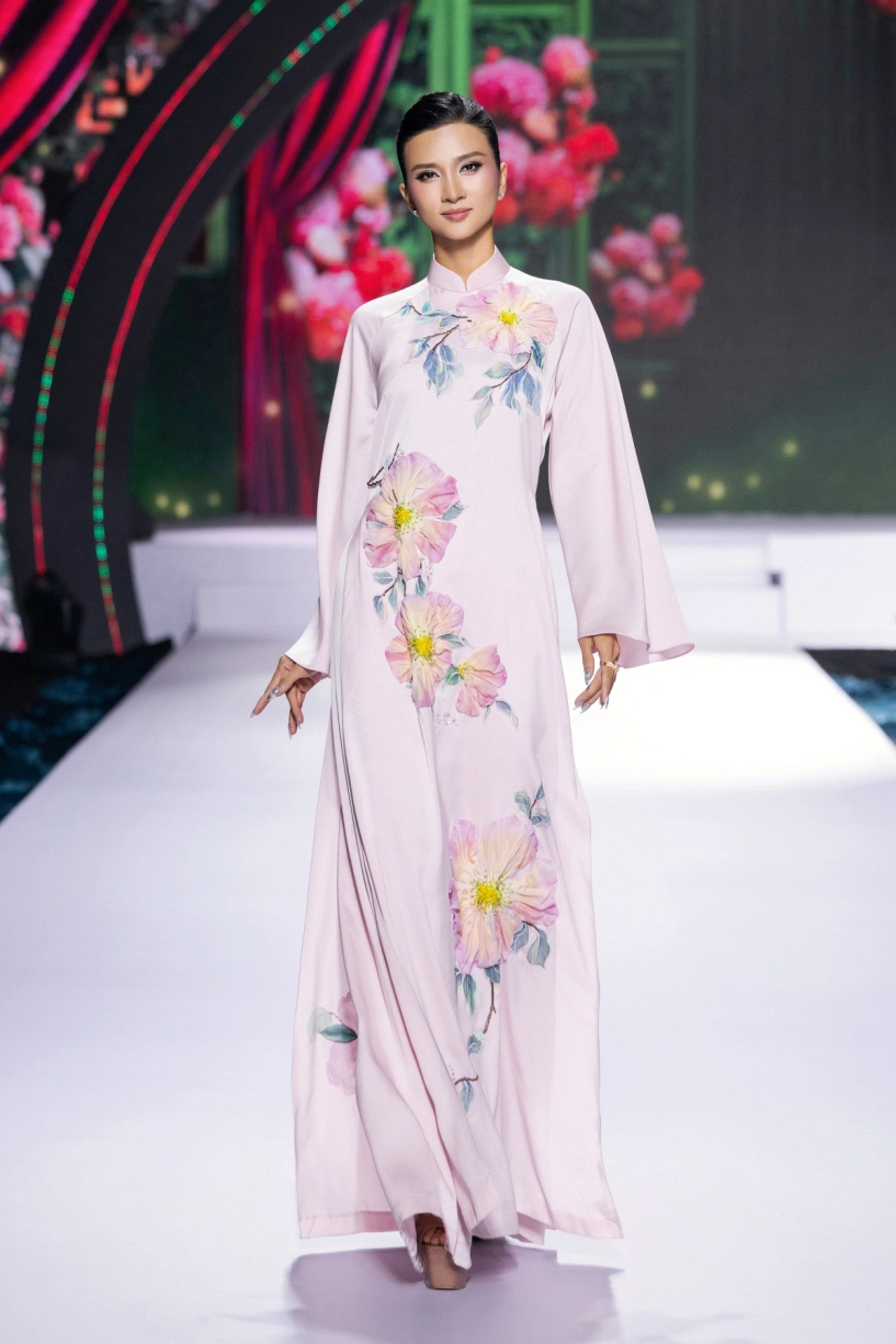 Phương trinh jolie khoe sắc vóc mẹ ba con trên sàn diễn - 9