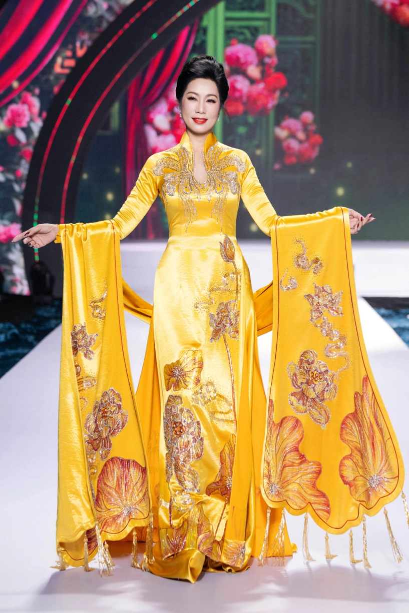 Phương trinh jolie khoe sắc vóc mẹ ba con trên sàn diễn - 10