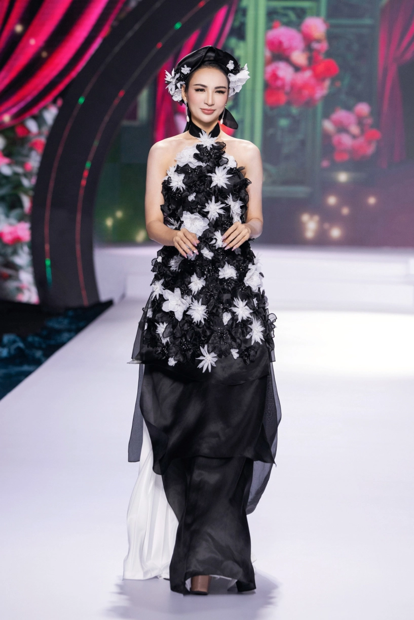 Phương trinh jolie khoe sắc vóc mẹ ba con trên sàn diễn - 11