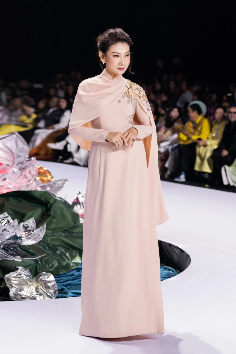 Phương trinh jolie khoe sắc vóc mẹ ba con trên sàn diễn - 13