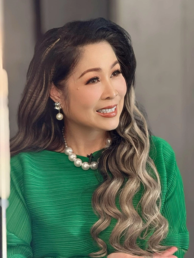 Sắc vóc tuổi trung niên rạng rỡ của cặp đôi bạn thân hồng đào - hồng vân - 11