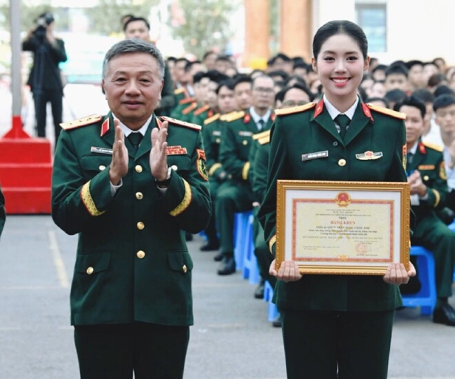 Sao việt 24h á hậu châu anh được thăng quân hàm lên trung úy trước niên hạn 22 tuổi nhận bằng khen từ tổng cục chính trị - 1