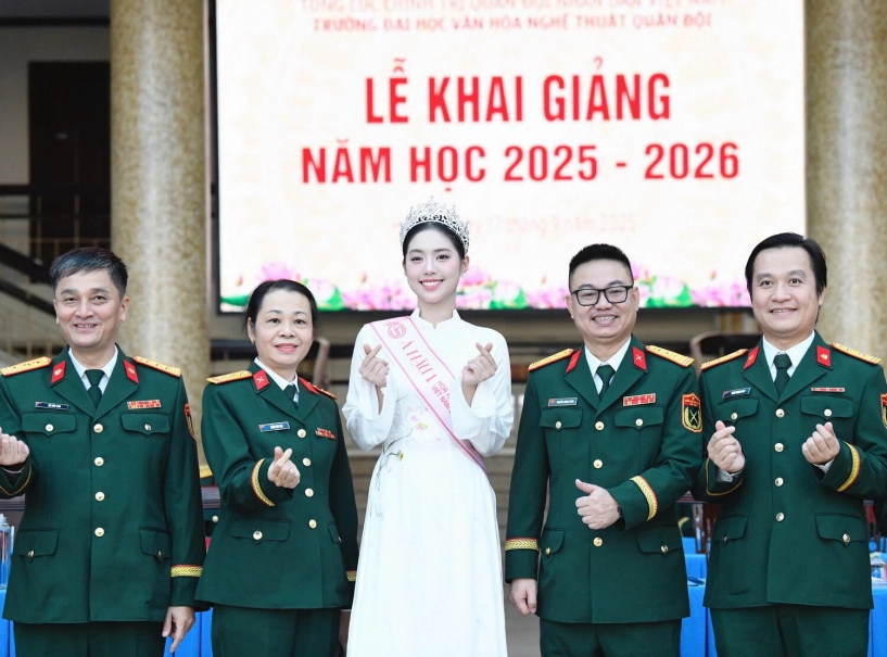 Sao việt 24h á hậu châu anh được thăng quân hàm lên trung úy trước niên hạn 22 tuổi nhận bằng khen từ tổng cục chính trị - 2