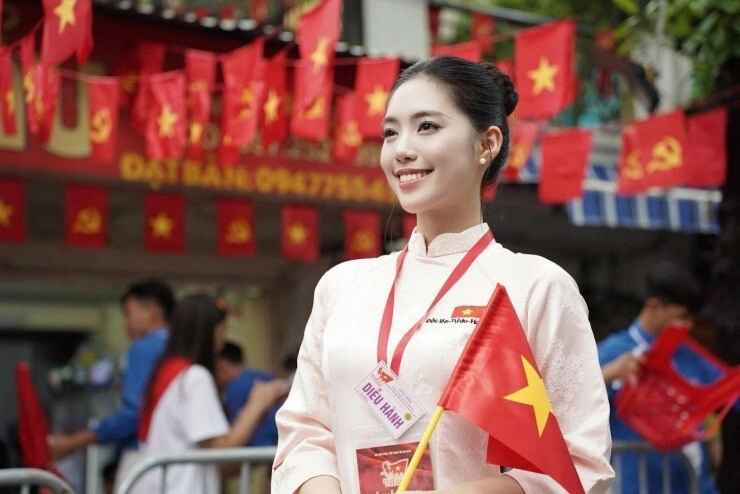 Sao việt 24h á hậu châu anh được thăng quân hàm lên trung úy trước niên hạn 22 tuổi nhận bằng khen từ tổng cục chính trị - 4