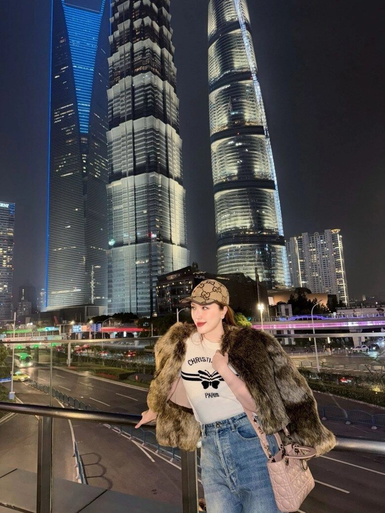 Sao việt 24h á hậu châu anh được thăng quân hàm lên trung úy trước niên hạn 22 tuổi nhận bằng khen từ tổng cục chính trị - 10