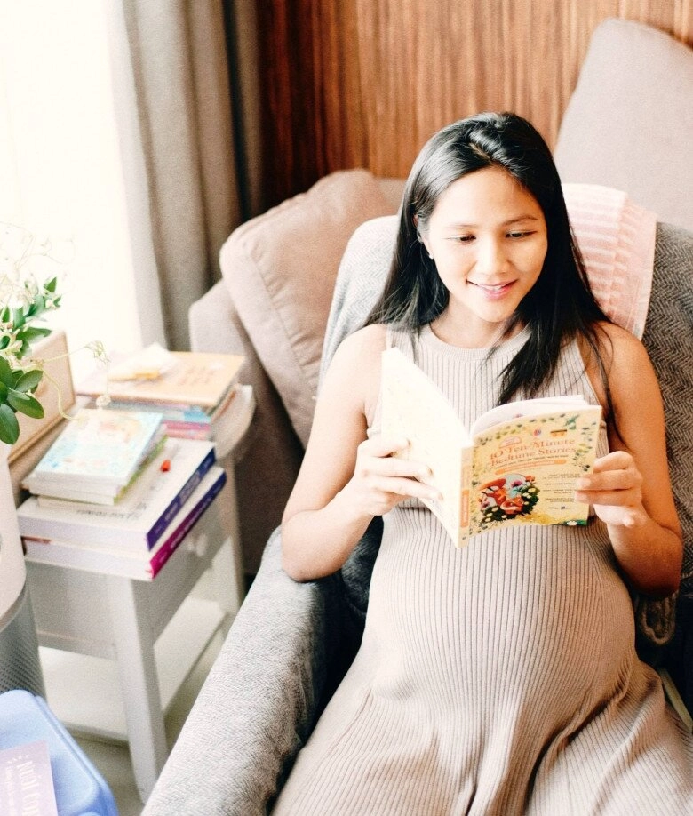 Sao việt 24h hhen niê gây tranh luận khi dạy con 1 tuần tuổi học ái nữ từ trong bụng đã biết phản ứng khi mẹ đọc sách - 6