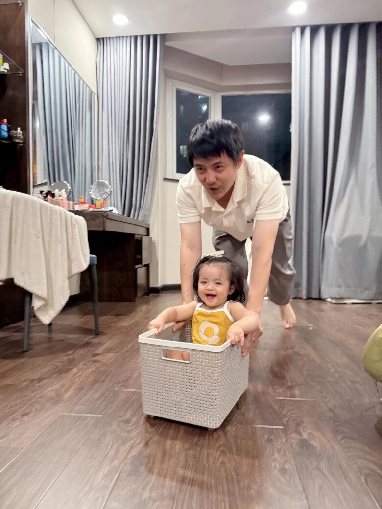 Sao việt 24h hhen niê gây tranh luận khi dạy con 1 tuần tuổi học ái nữ từ trong bụng đã biết phản ứng khi mẹ đọc sách - 11