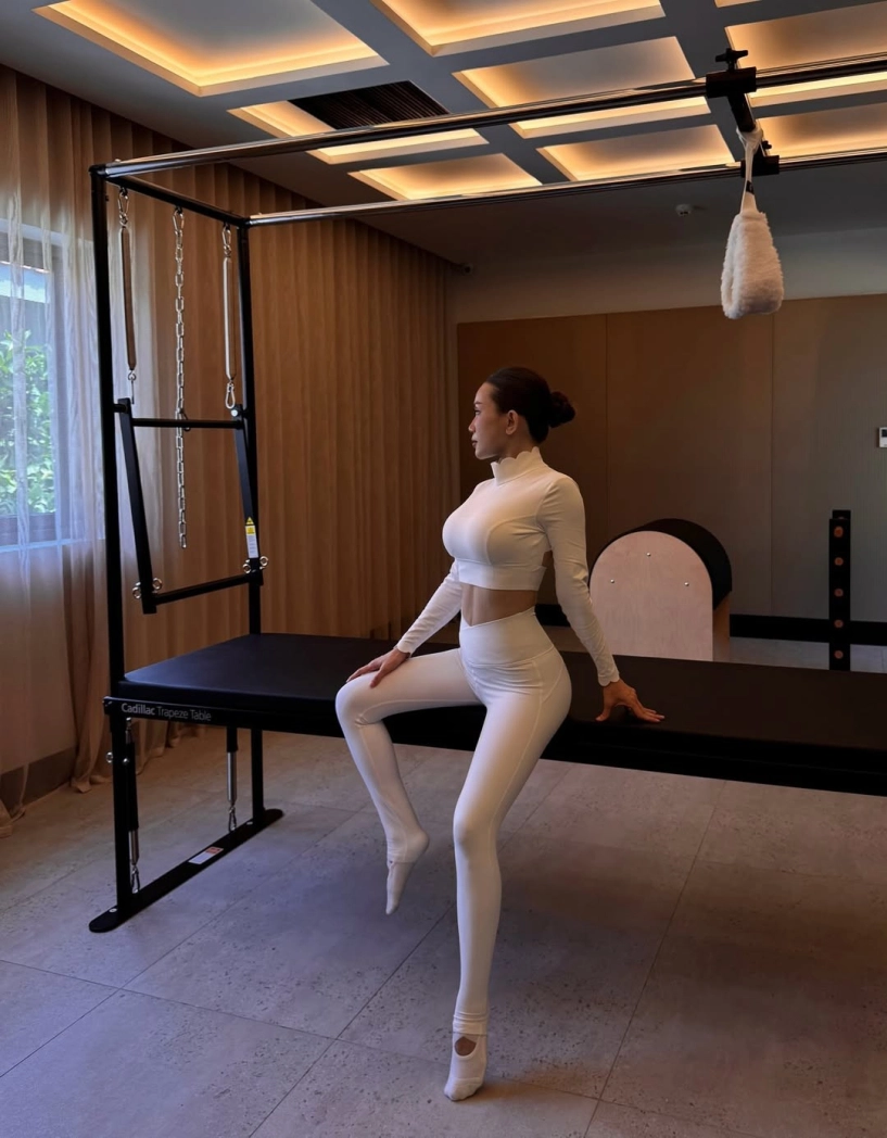 Sĩ thanh khoe vóc dáng săn chắc lộ bí quyết trẻ mãi không già nhờ pilates - 1