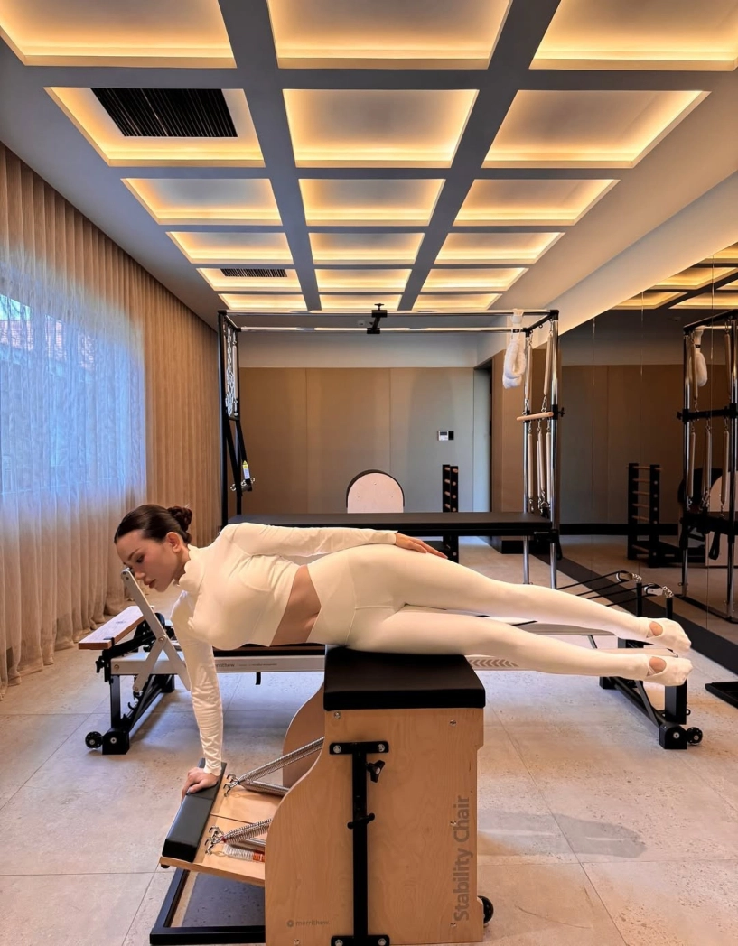 Sĩ thanh khoe vóc dáng săn chắc lộ bí quyết trẻ mãi không già nhờ pilates - 8
