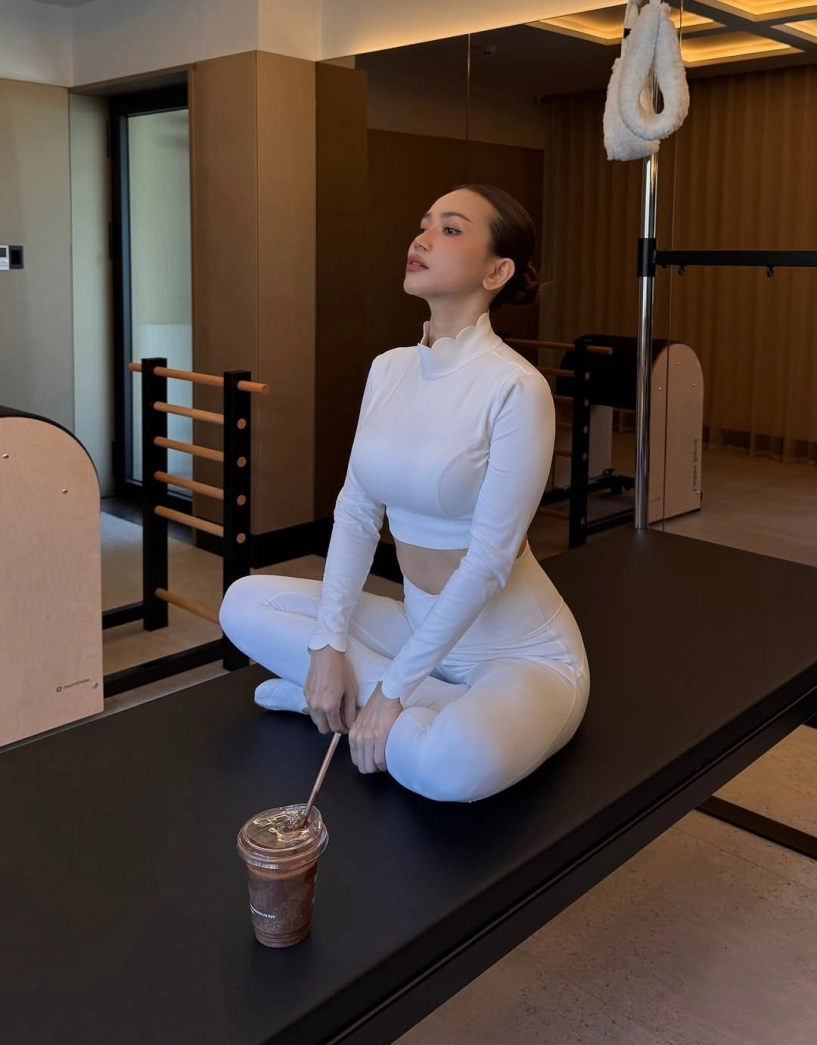 Sĩ thanh khoe vóc dáng săn chắc lộ bí quyết trẻ mãi không già nhờ pilates - 9