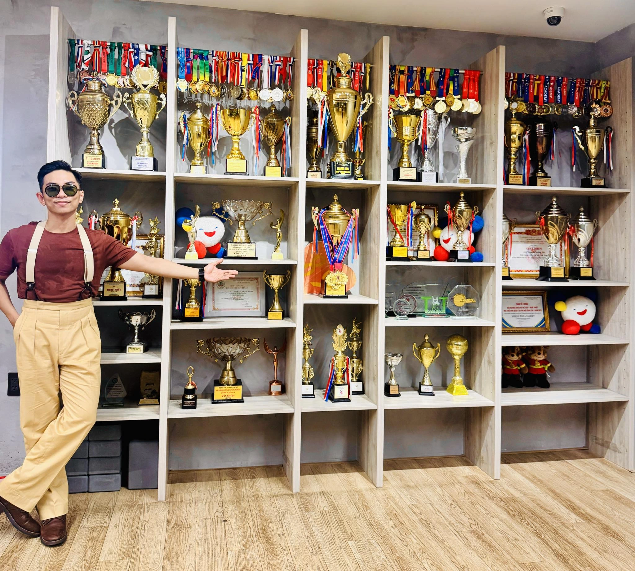 Sự thật đằng sau video phan hiển cùng dàn cúp vô địch bảo sao bị khánh thi trêu cái gì cũng có mỗi tội lùn - 5