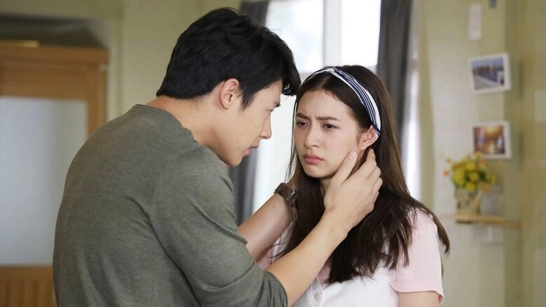 Thấy chồng bế con cho tôi ngủ bà nội anh vào phòng hỏi một câu khiến tôi điếng người - 1