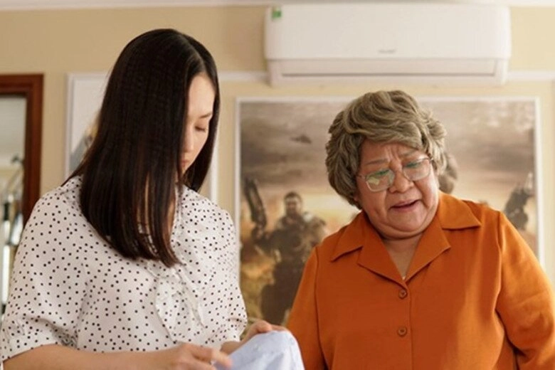 Thấy chồng bế con cho tôi ngủ bà nội anh vào phòng hỏi một câu khiến tôi điếng người - 2