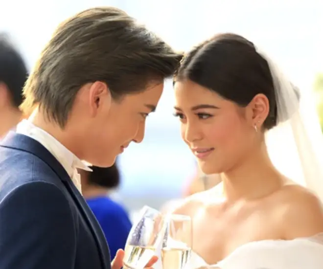 Thấy mặt cô dâu của bạn thân tôi liền lao lên sân khấu nắm tay cô ấy cả hôn trường vỗ tay chúc mừng - 1