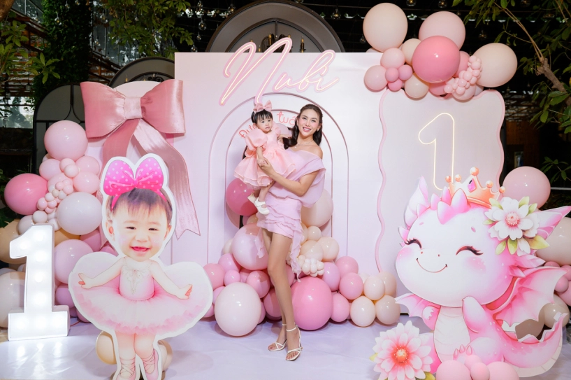 Tiệc sinh nhật màu hồng của con gái võ hoàng yến - 1