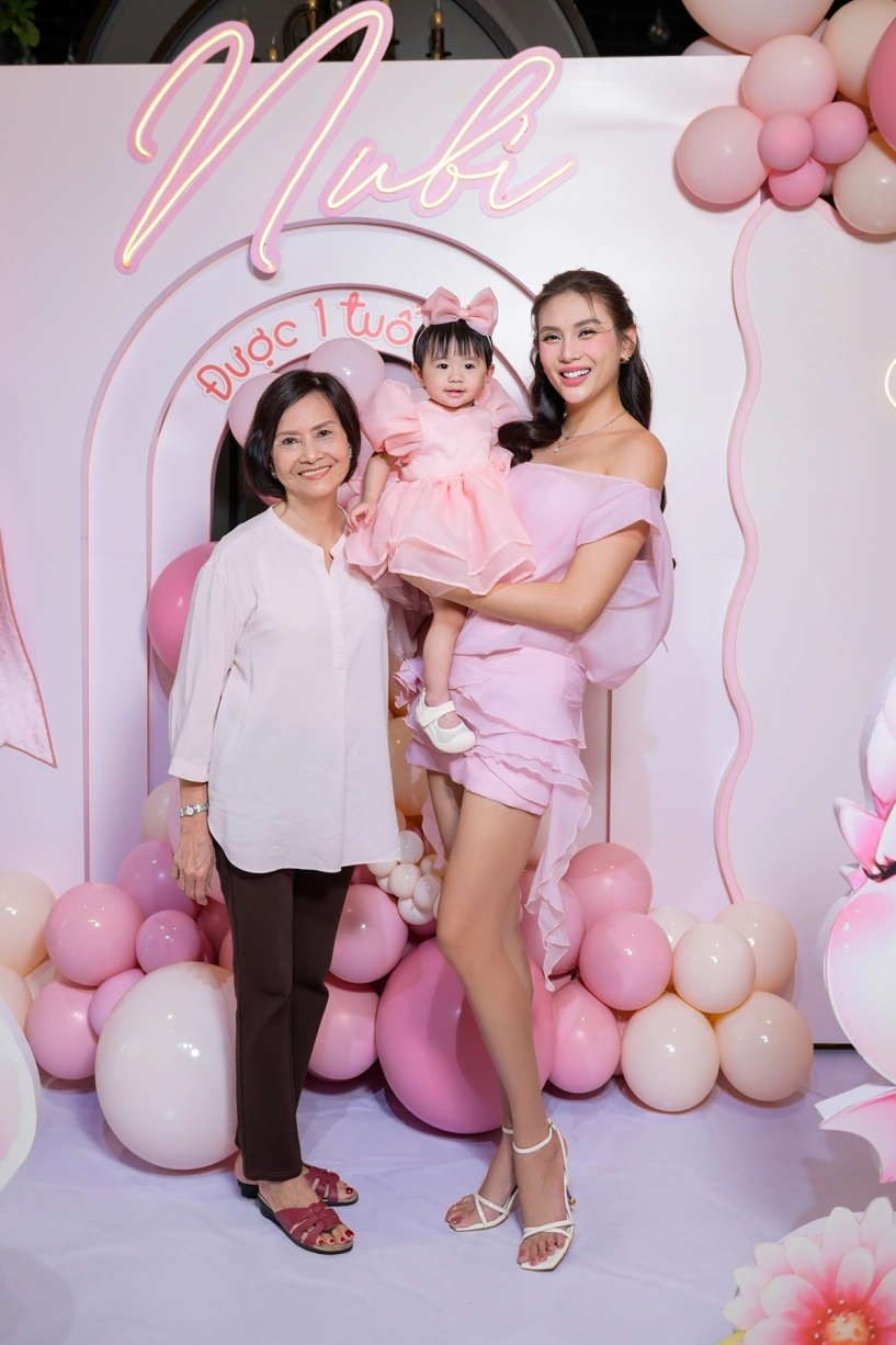 Tiệc sinh nhật màu hồng của con gái võ hoàng yến - 4
