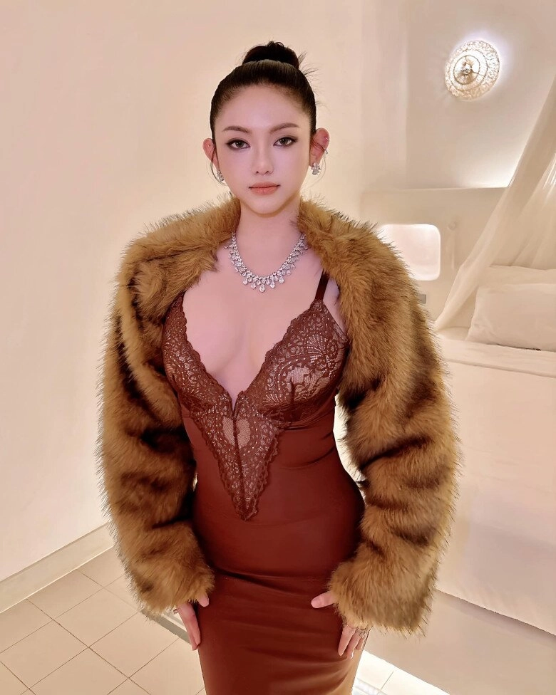 tình địch 1 thời của midu trùng tu toàn bộ nhan sắc gây sốc với mốt không thấy nội y trưng trổ vòng một căng tràn - 4