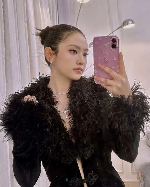 tình địch 1 thời của midu trùng tu toàn bộ nhan sắc gây sốc với mốt không thấy nội y trưng trổ vòng một căng tràn - 11