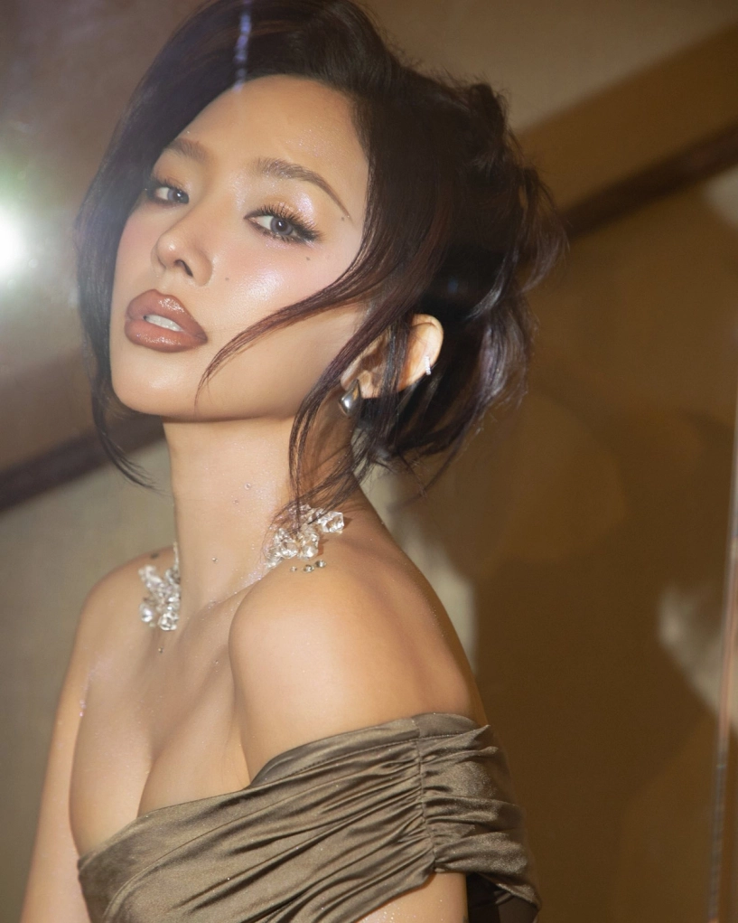 Tóc tiên khoe vai trần thon thả và vòng eo săn chắc nuột nà - 1