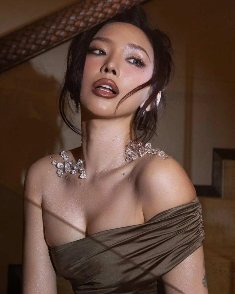 Tóc tiên khoe vai trần thon thả và vòng eo săn chắc nuột nà - 2