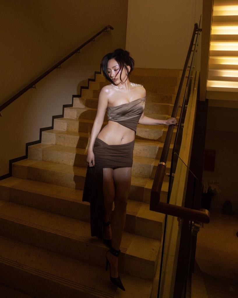 Tóc tiên khoe vai trần thon thả và vòng eo săn chắc nuột nà - 3