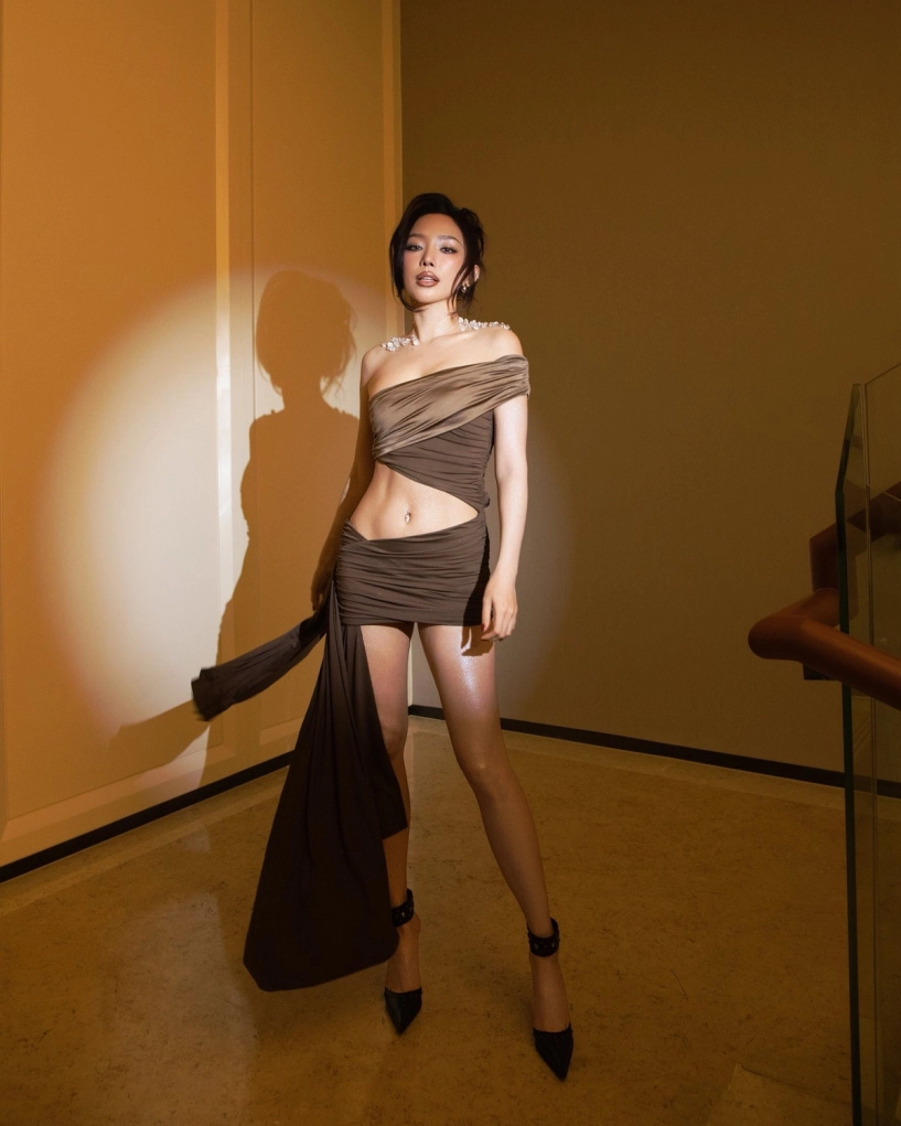 Tóc tiên khoe vai trần thon thả và vòng eo săn chắc nuột nà - 4