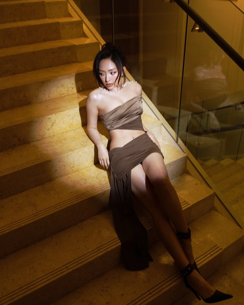 Tóc tiên khoe vai trần thon thả và vòng eo săn chắc nuột nà - 5