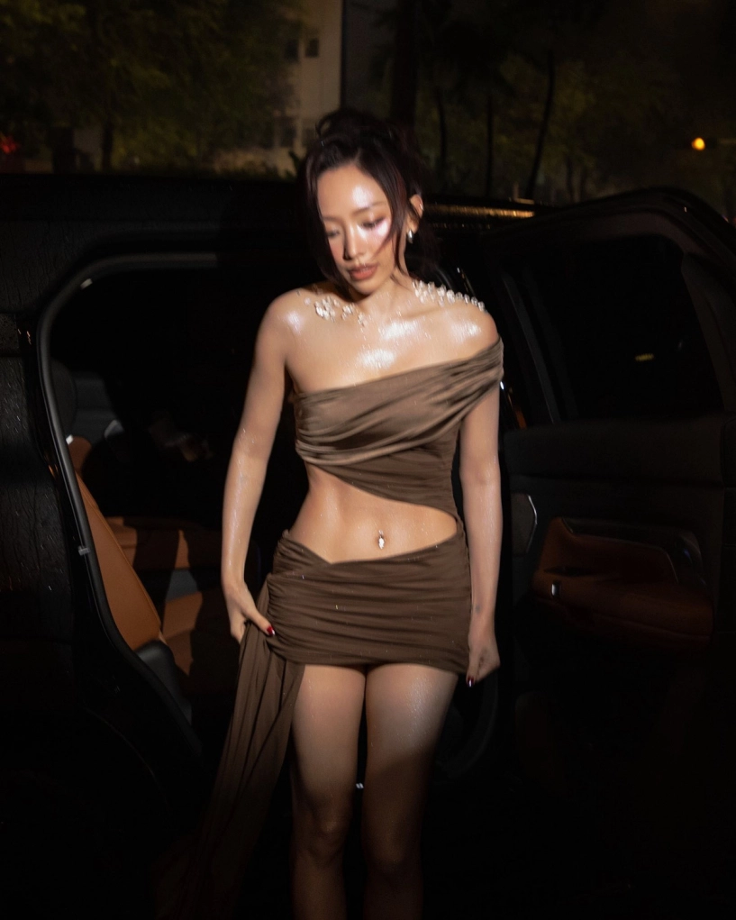 Tóc tiên khoe vai trần thon thả và vòng eo săn chắc nuột nà - 9