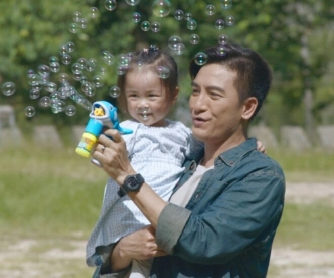 Trước khi lấy chồng mẹ kế hẹn tôi ra quán cafe nói chuyện riêng thấy người thứ 3 bước vào tôi bật khóc - 1