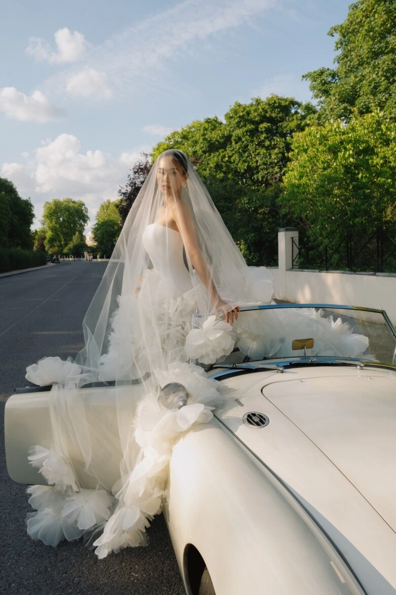 Váy cưới của con gái tỷ phú jonathan hạnh nguyễn màu trắng chủ đạo mang dấu ấn haute couture và tinh thần quý tộc ý - 1