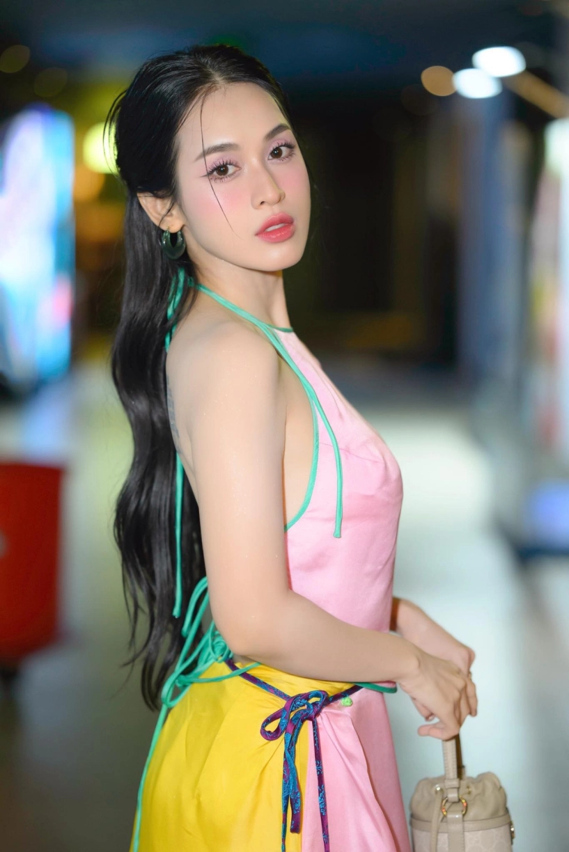 Vợ mỹ nam phía trước là bầu trời khoe da căng bóng ở tuổi u40 - 3