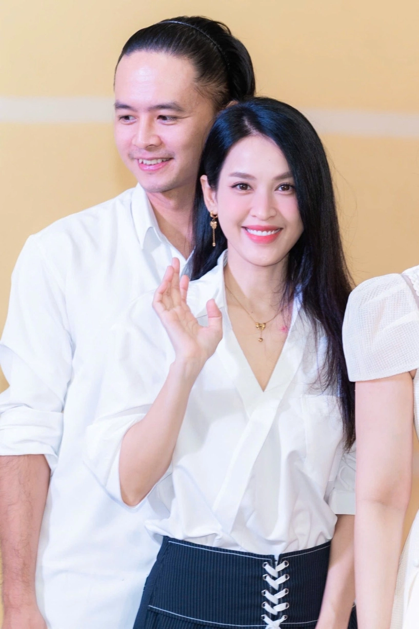 Vợ mỹ nam phía trước là bầu trời khoe da căng bóng ở tuổi u40 - 4