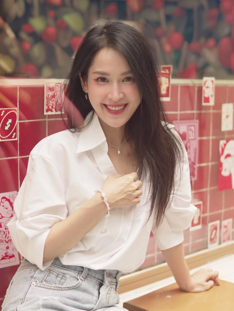 Vợ mỹ nam phía trước là bầu trời khoe da căng bóng ở tuổi u40 - 7