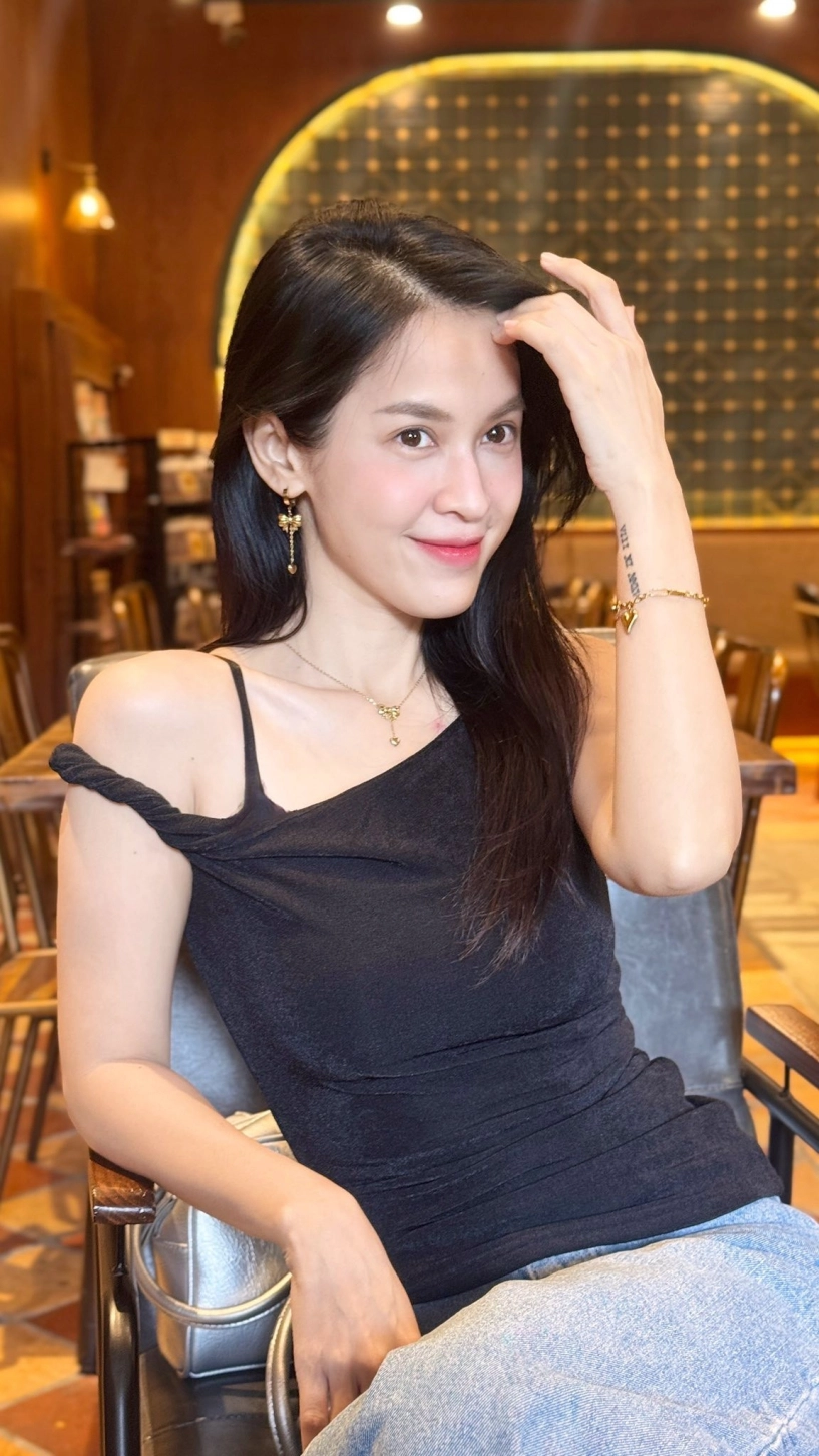 Vợ mỹ nam phía trước là bầu trời khoe da căng bóng ở tuổi u40 - 9