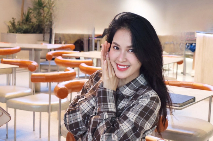 Vợ mỹ nam phía trước là bầu trời khoe da căng bóng ở tuổi u40 - 11