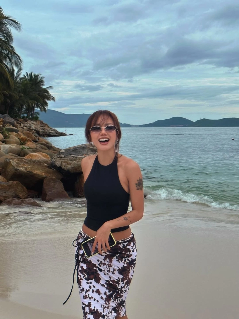 vợ quốc dân phương ly phong cách cực chiến sau nhuộm da - 4