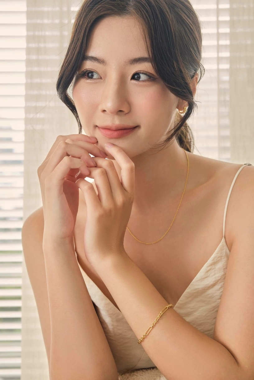 Xuất hiện chớp nhoáng nữ tiếp viên tử chiến trên không gây bão mạng - 1