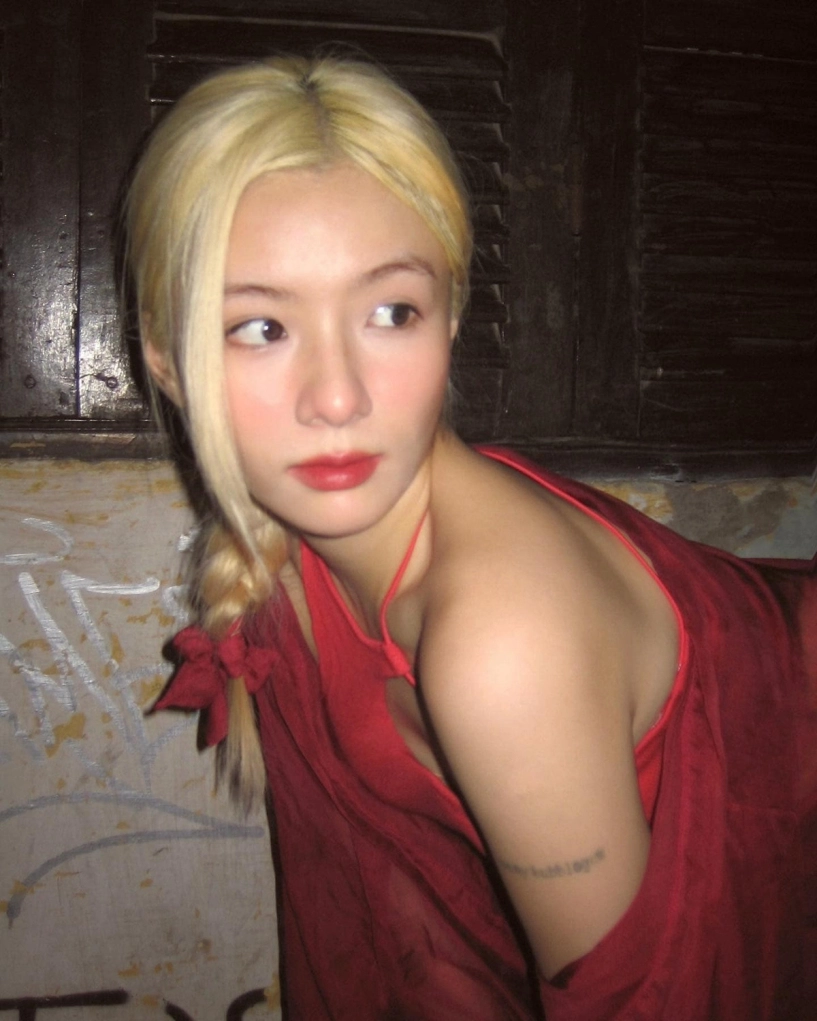 Xuất hiện chớp nhoáng nữ tiếp viên tử chiến trên không gây bão mạng - 4