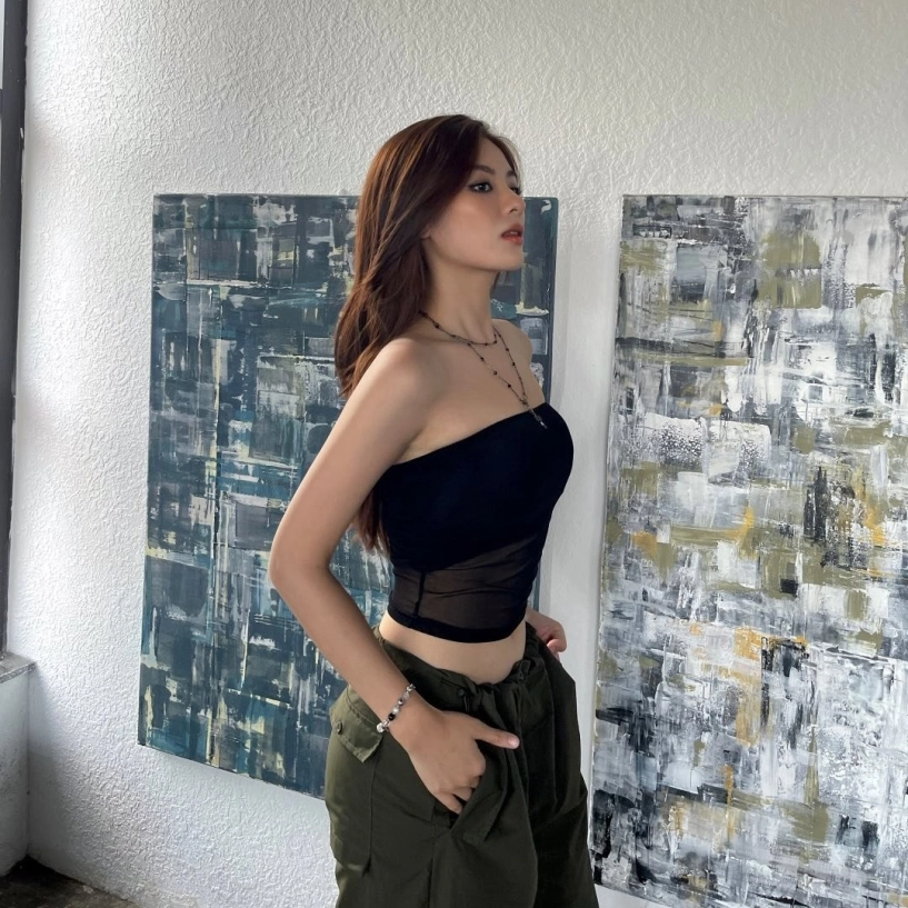 Xuất hiện chớp nhoáng nữ tiếp viên tử chiến trên không gây bão mạng - 6