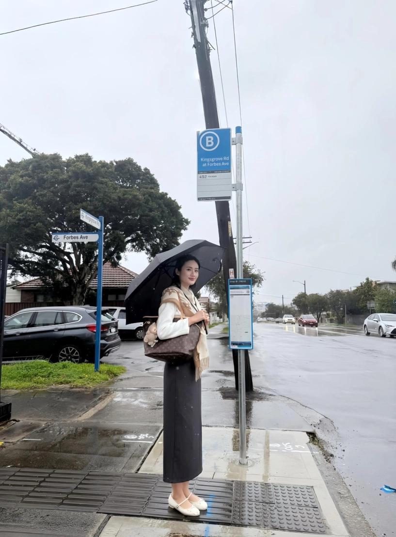 Ý nhi gây sốt với nhan sắc rạng rỡ khi du học australia - 11