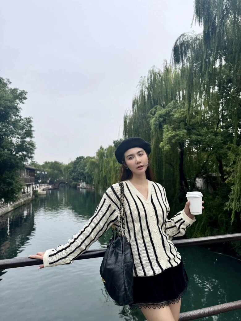 10 set đồ đen trắng mà vẫn hack tuổi của con gái nữ hoàng ảnh lịch chả trách u40 vẫn ngày càng nhuận sắc - 1